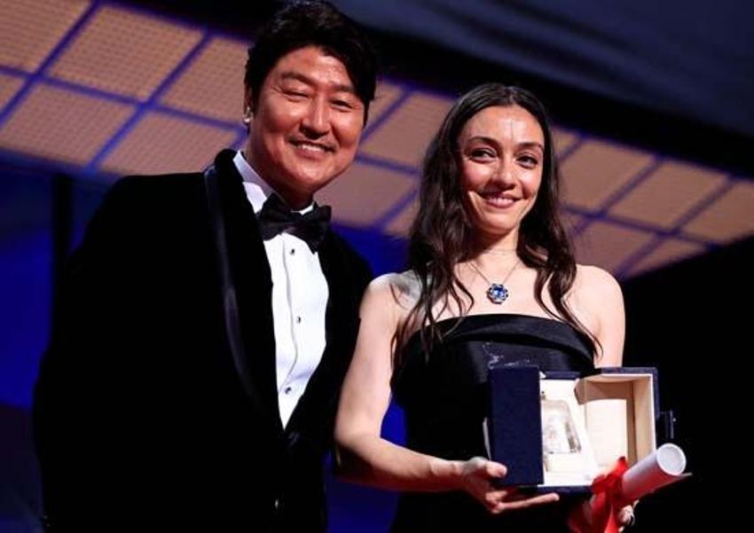 Merve Dizdar Cannes'da en iyi kadın oyuncu ödülünü aldı! Ünlülerden tebrik mesajları yağdı