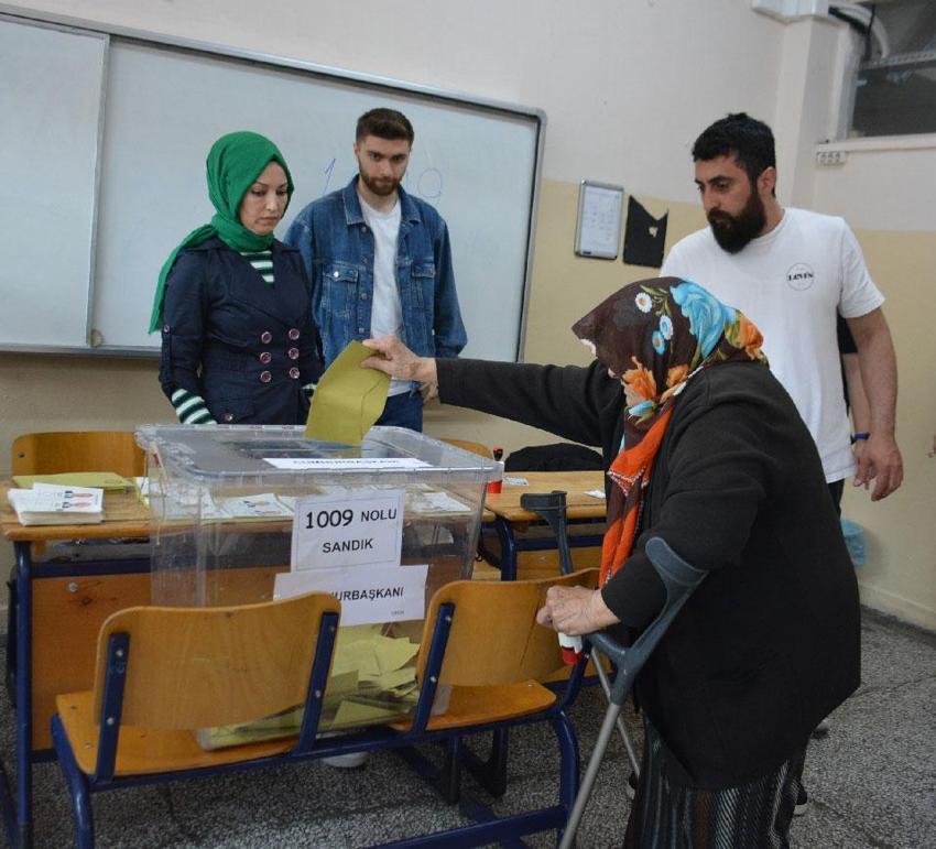 Türkiye'de tarihi gün! Sandık başında seçim heyecanı