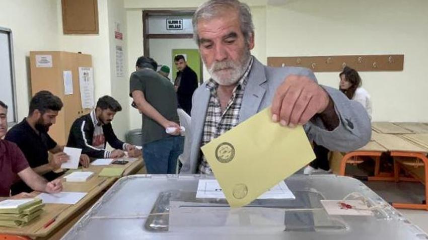 Oy pusulası zarfını ıslatıp yapıştırınca oylar geçersiz mi sayılıyor? Oy pusulası fotoğrafı çekmek yasak mı, 28 Mayıs 2023 seçiminde oylar hangi durumda geçersiz sayılır?