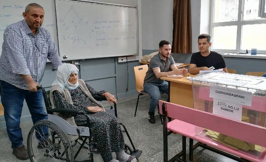 Türkiye'de tarihi gün! Sandık başında seçim heyecanı