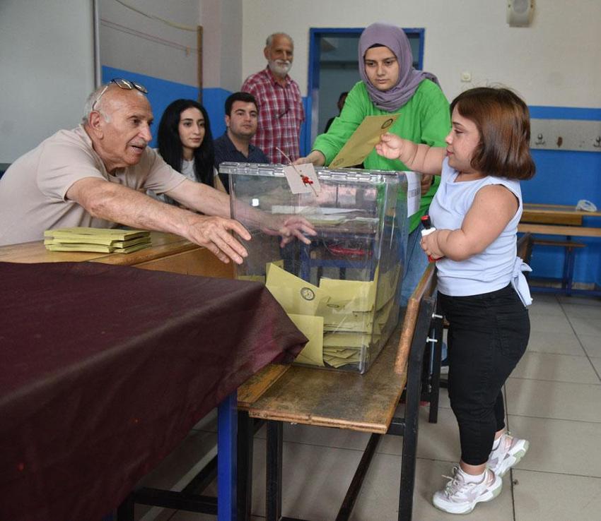 Türkiye'de tarihi gün! Sandık başında seçim heyecanı