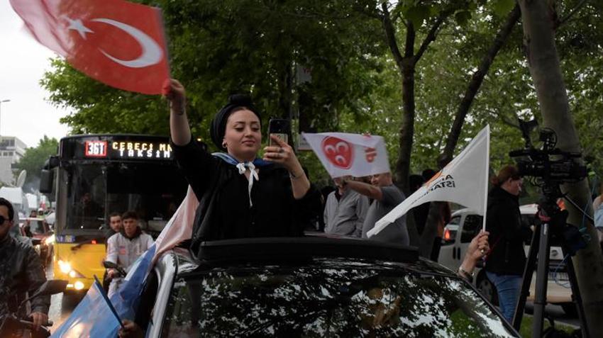 Seçim sonuçları sonrası coşku sokaklara taştı! İşte yurdun dört bir yanından zafer kareleri