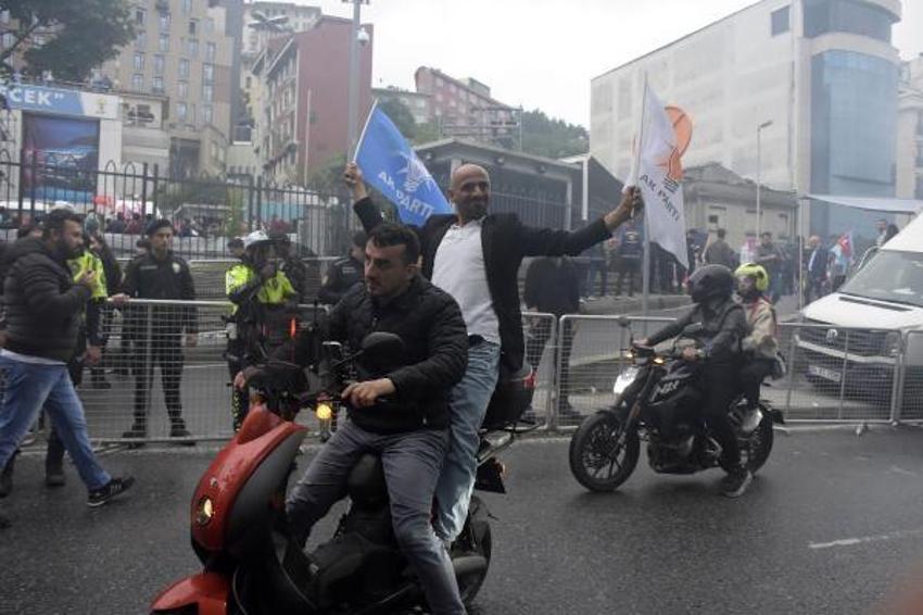 Seçim sonuçları sonrası coşku sokaklara taştı! İşte yurdun dört bir yanından zafer kareleri