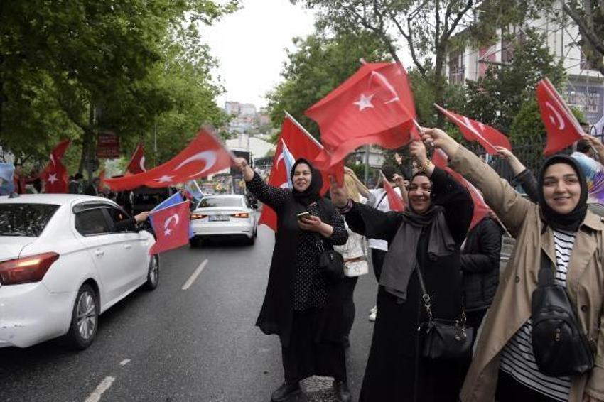 Seçim sonuçları sonrası coşku sokaklara taştı! İşte yurdun dört bir yanından zafer kareleri