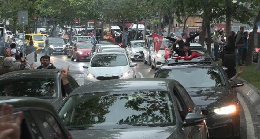 Seçim sonuçları sonrası coşku sokaklara taştı! İşte yurdun dört bir yanından zafer kareleri