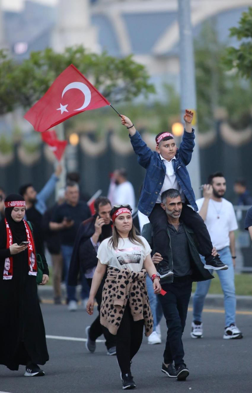 Seçim sonuçları sonrası coşku sokaklara taştı! İşte yurdun dört bir yanından zafer kareleri