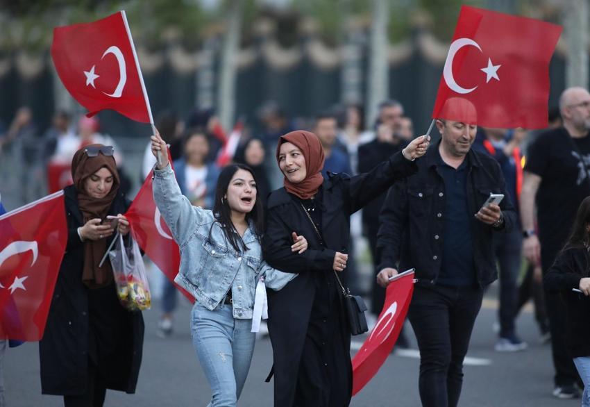Seçim sonuçları sonrası coşku sokaklara taştı! İşte yurdun dört bir yanından zafer kareleri