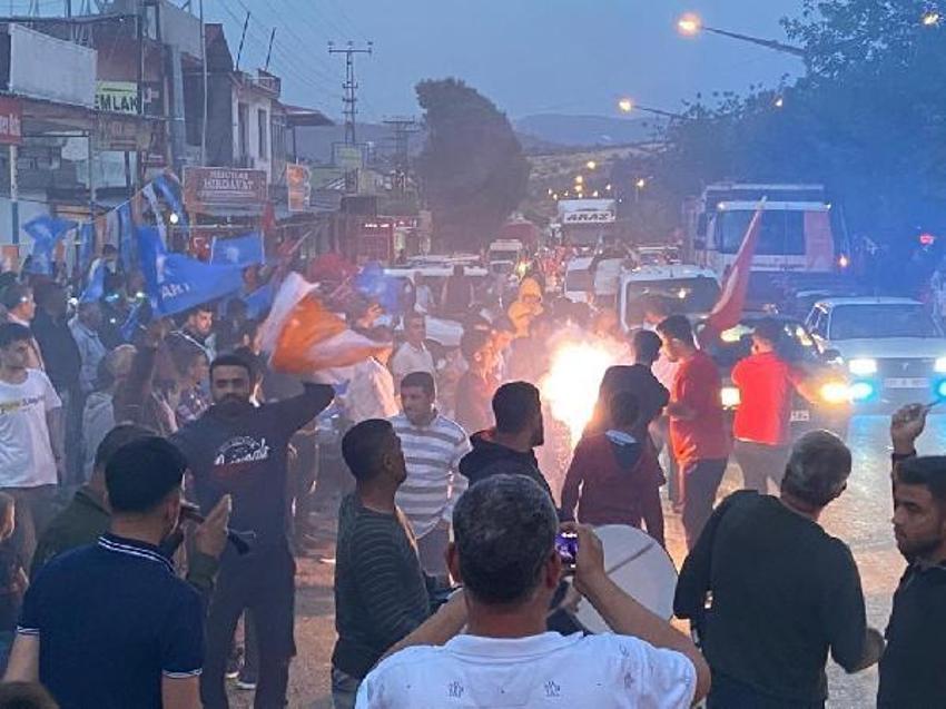 Seçim sonuçları sonrası coşku sokaklara taştı! İşte yurdun dört bir yanından zafer kareleri