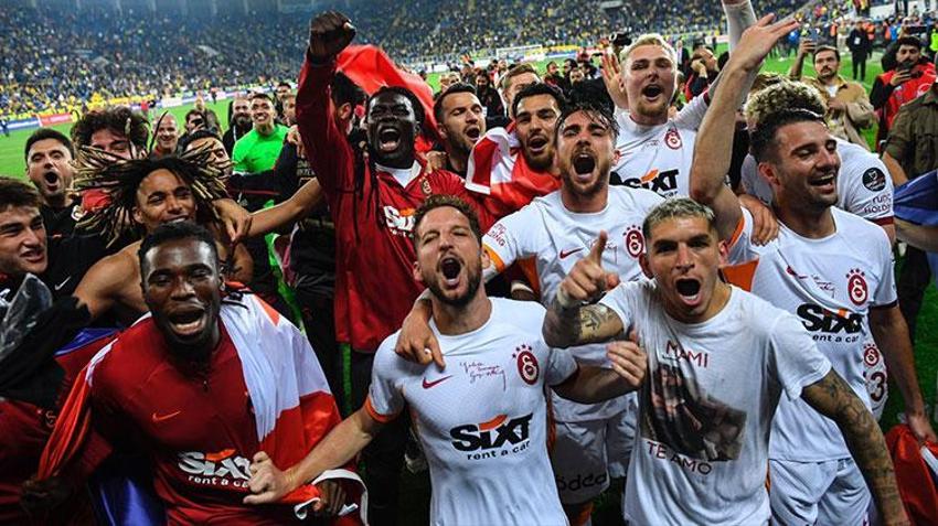 Dün şampiyonluk kutlamalarına katıldı bugün eşyalarını topladı! Galatasaray'da ilk ayrılık...