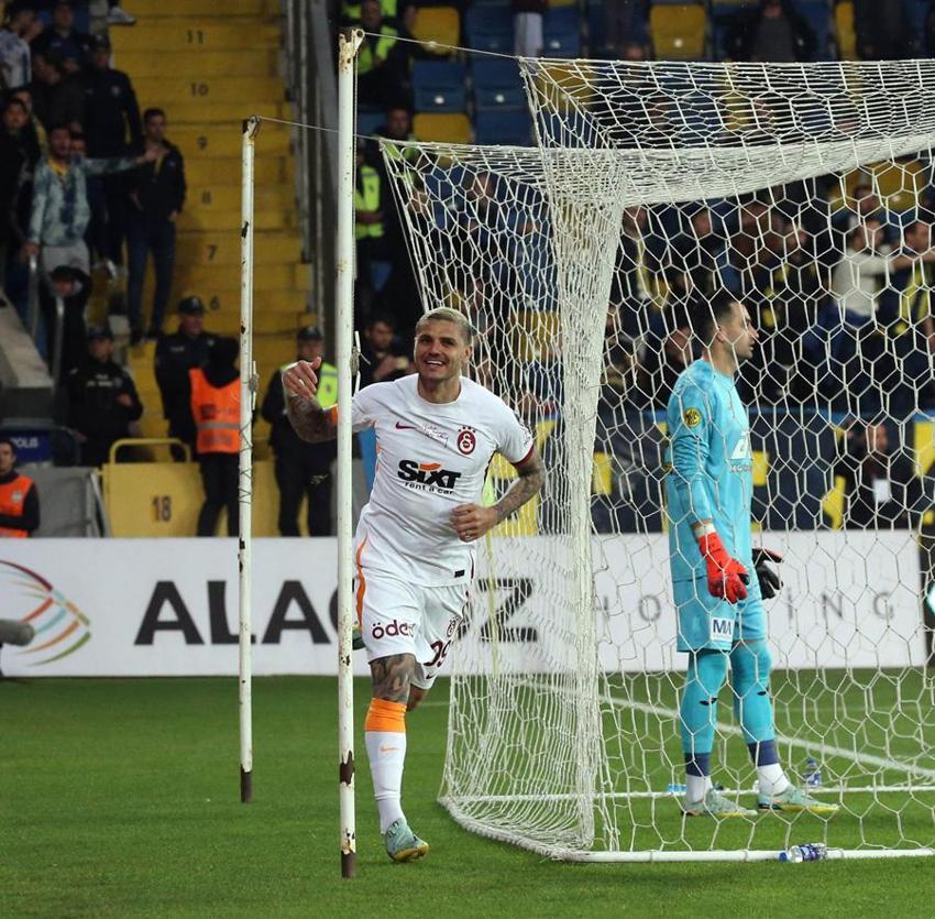 Dün şampiyonluk kutlamalarına katıldı bugün eşyalarını topladı! Galatasaray'da ilk ayrılık...