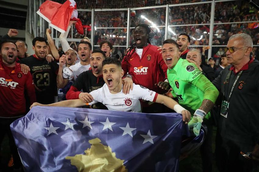 Dün şampiyonluk kutlamalarına katıldı bugün eşyalarını topladı! Galatasaray'da ilk ayrılık...
