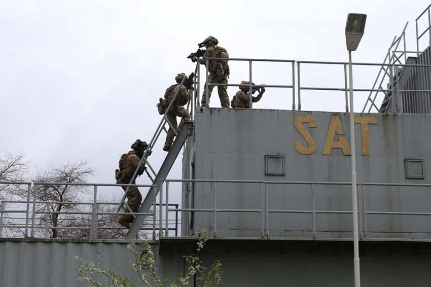 SAT Komandolarının helikopter destekli harbe hazırlık eğitimi nefes kesti