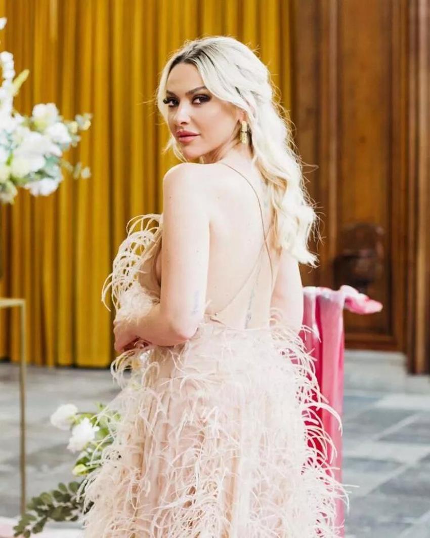 Hadise'den çok konuşulacak pozlar! 'Bayan fizik'