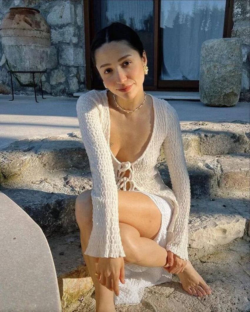 Ünlüler sezonu açtı! Beyaz bikinisiyle beğeni topladı