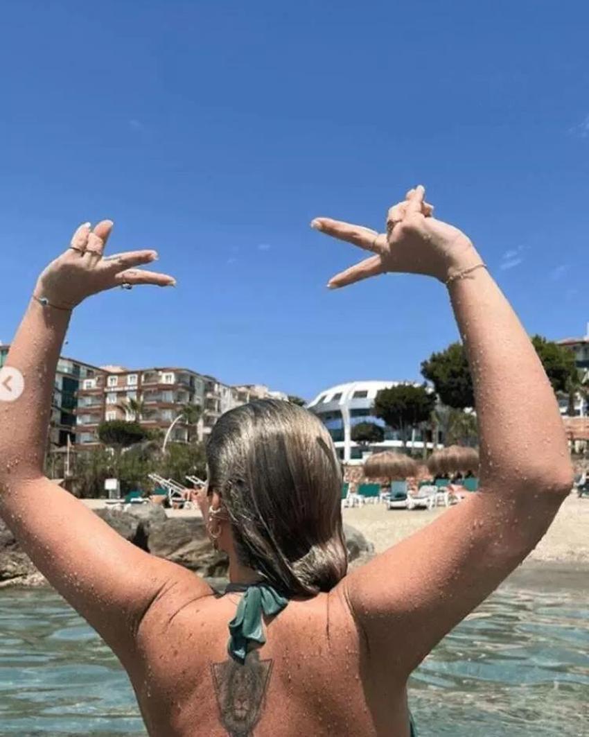 Ünlüler sezonu açtı! Beyaz bikinisiyle beğeni topladı