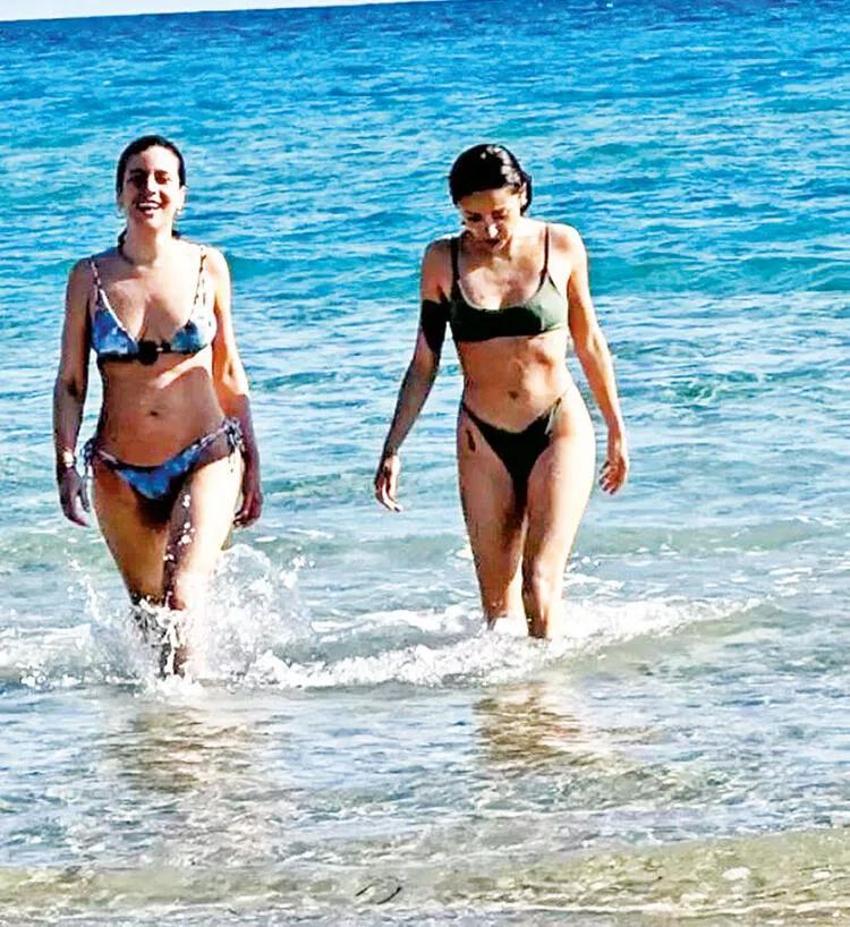 Ünlüler sezonu açtı! Beyaz bikinisiyle beğeni topladı