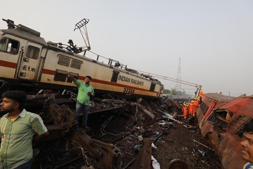 Hindistan’daki tren kazası felaketinde 260 kişi hayatını kaybetti! Yaralılar dehşet anlarını anlattı: Dışarı çıktığımda etrafa dağılmış uzuvlar gördüm  