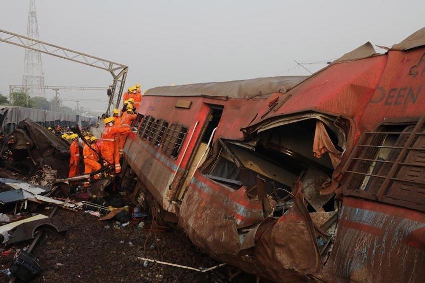 Hindistan’daki tren kazası felaketinde 260 kişi hayatını kaybetti! Yaralılar dehşet anlarını anlattı: Dışarı çıktığımda etrafa dağılmış uzuvlar gördüm  