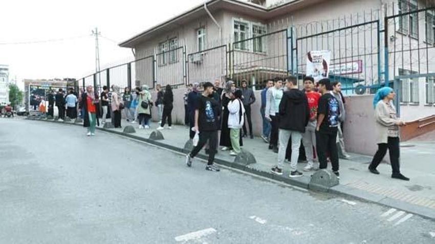 LGS heyecanı başladı! Abisinin kimliğini koşarak yetiştirdi