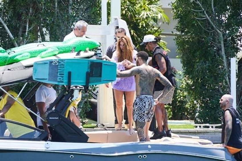 Shakira ile Lewis Hamilton birlikte mi?