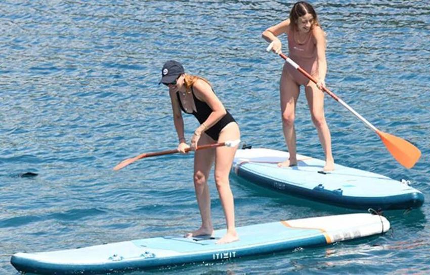 Gizem Karaca tekne tatilinde! Sörf tahtasıyla keyif yaptı
