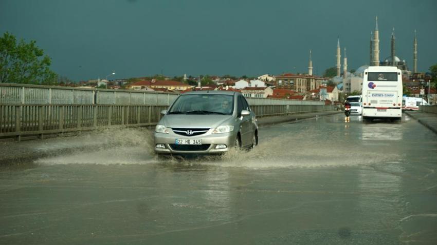 Yağmur ve sel uyarısı! Tatil planı yapanlar dikkat: Çok kuvvetli geliyor