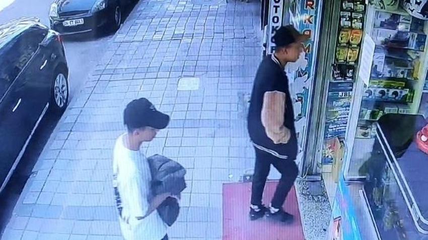 Hırsızlar petshoptan çaldıkları kuşları montun cebine sakladı
