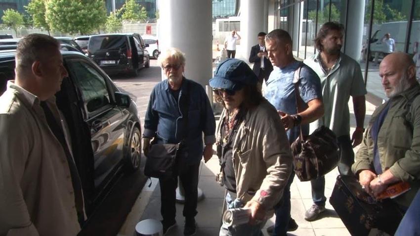 Johnny Depp ABD'deki üç konserini iptal etmişti koltuk değneğiyle Türkiye'ye geldi