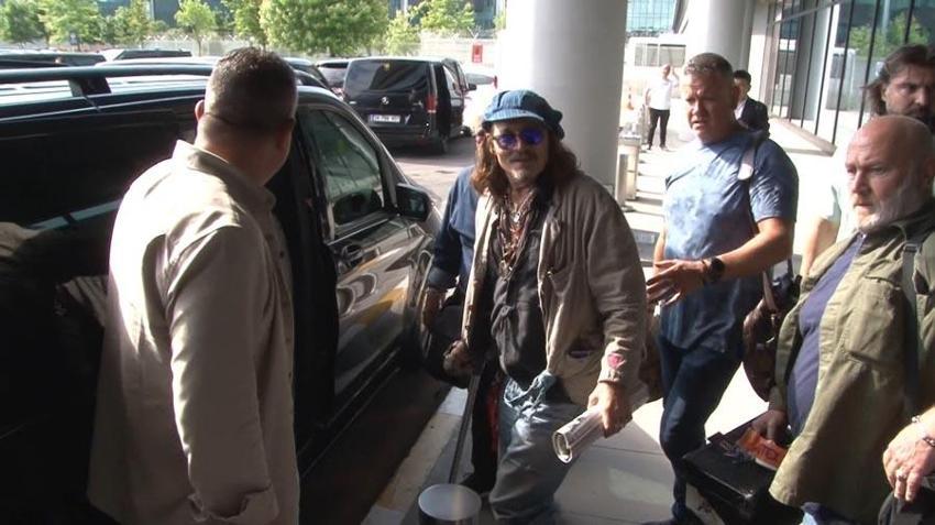 Johnny Depp ABD'deki üç konserini iptal etmişti koltuk değneğiyle Türkiye'ye geldi
