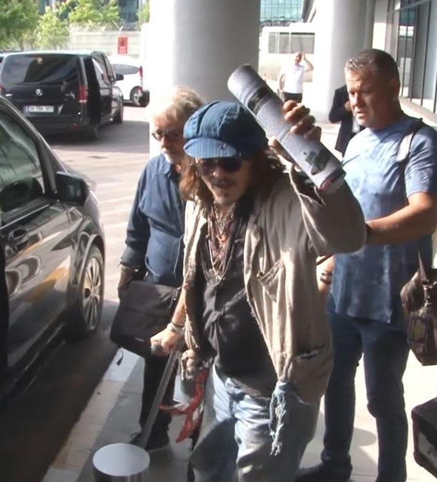 Johnny Depp ABD'deki üç konserini iptal etmişti koltuk değneğiyle Türkiye'ye geldi