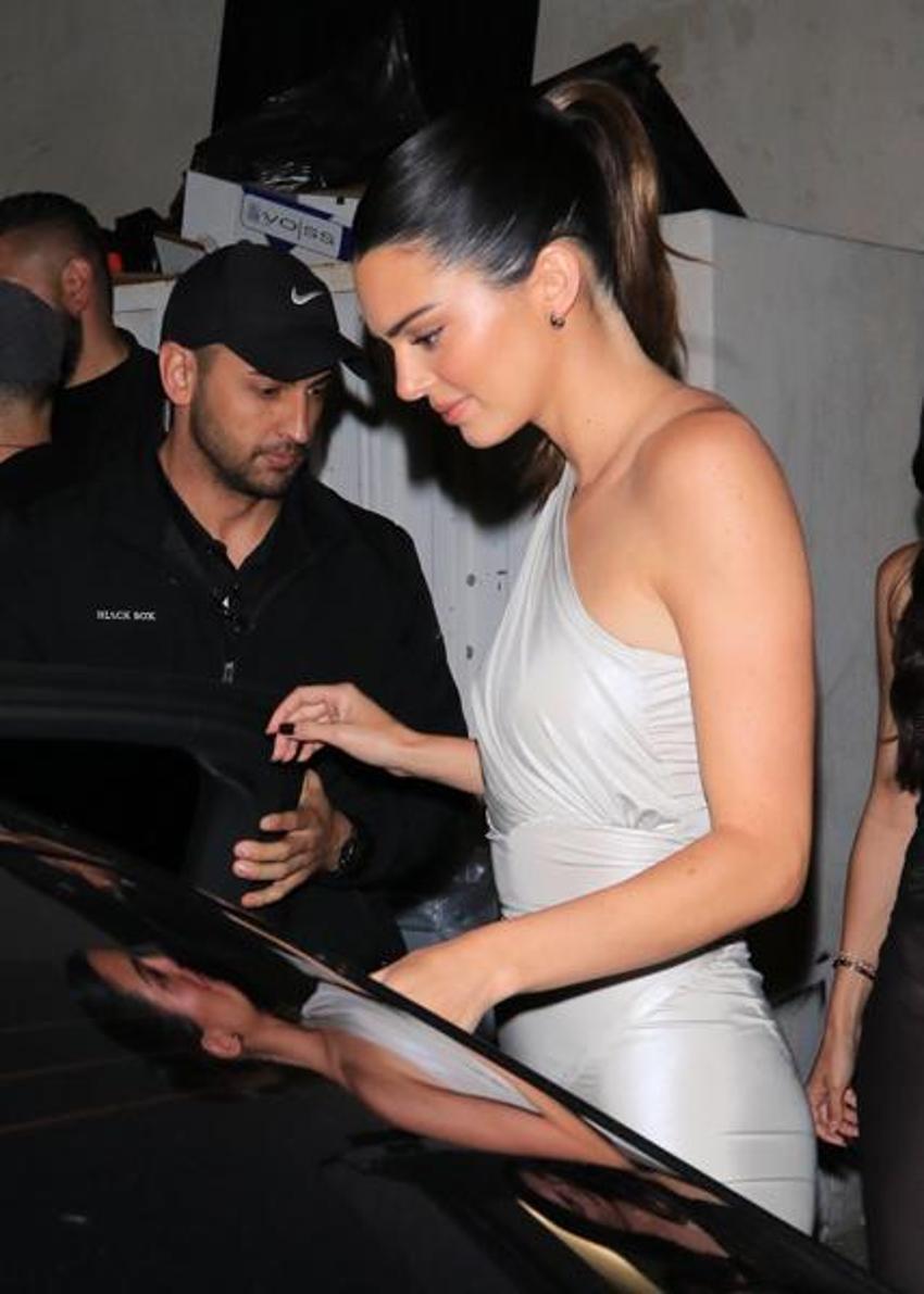 Kendall Jenner, mini elbisesinin azizliğine uğradı