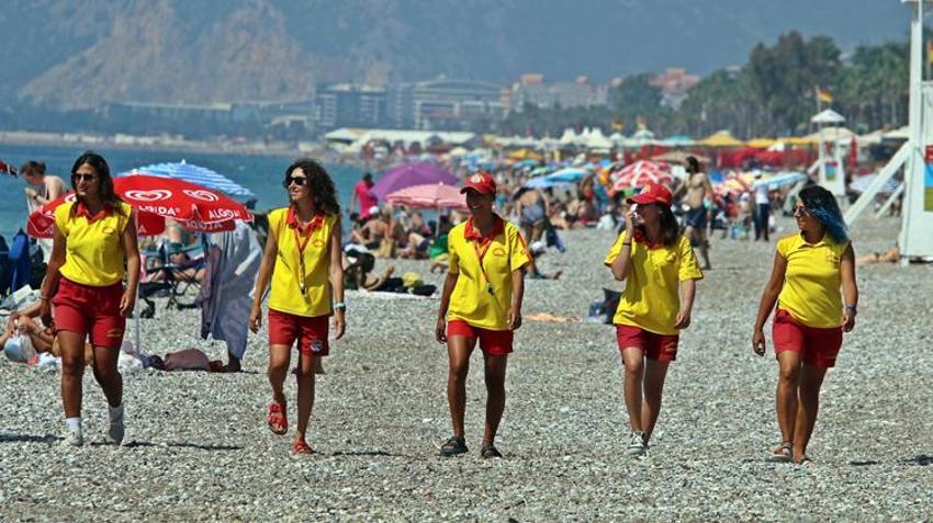 Onları gören erkekler boğulma numarası yapıyor