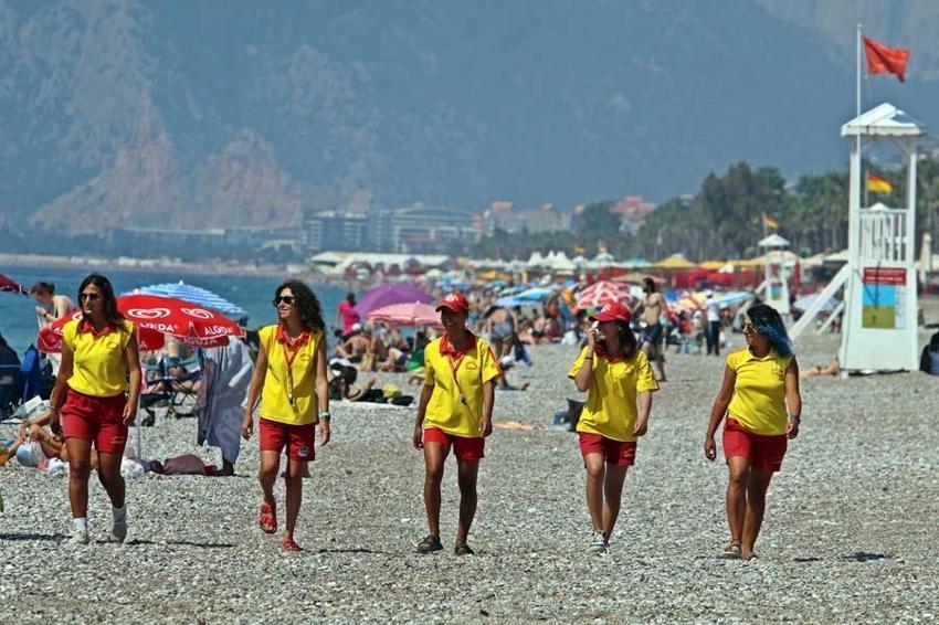 Onları gören erkekler boğulma numarası yapıyor