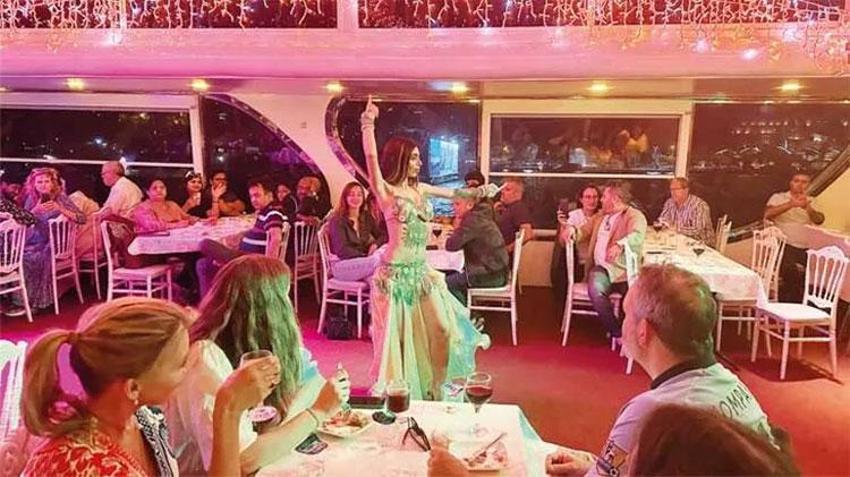 İstanbul Boğazı’nda ‘Türk Gecesi'! Bahşişler havada uçuştu