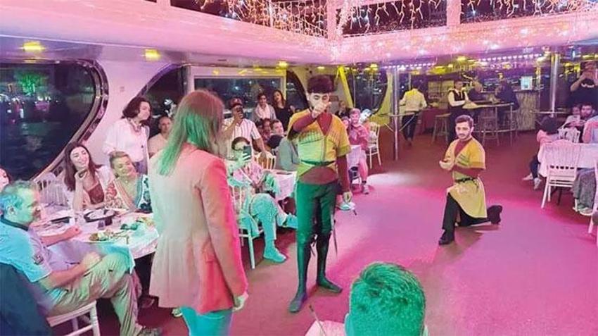 İstanbul Boğazı’nda ‘Türk Gecesi'! Bahşişler havada uçuştu