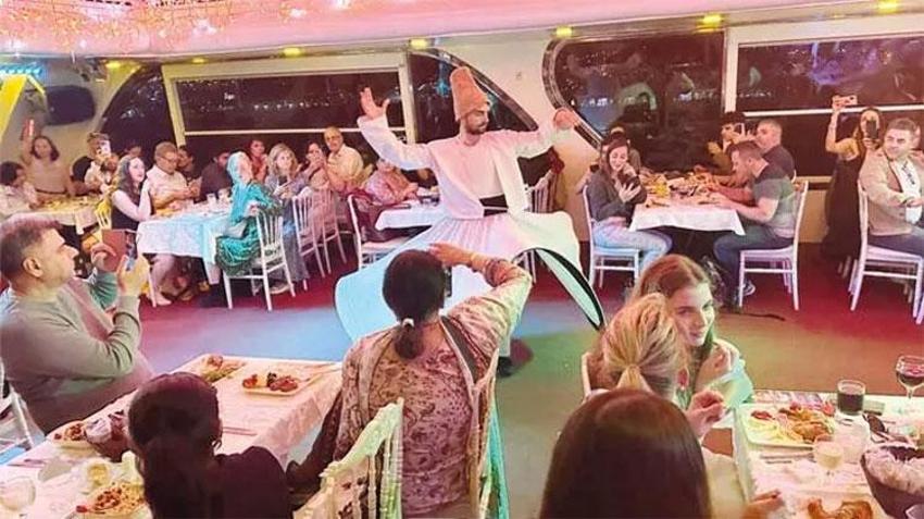 İstanbul Boğazı’nda ‘Türk Gecesi'! Bahşişler havada uçuştu