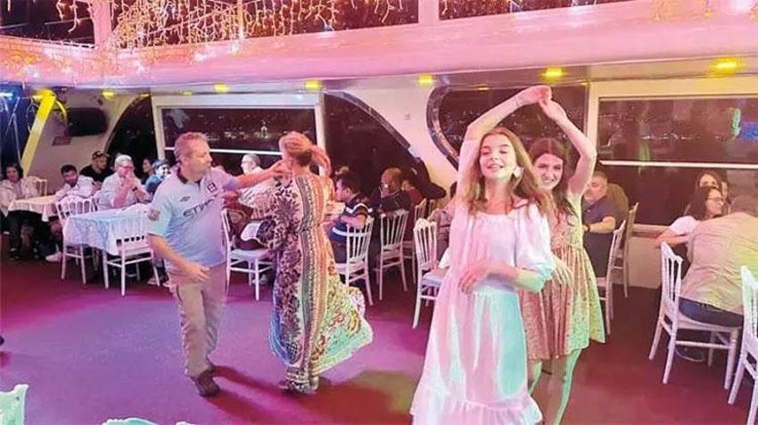 İstanbul Boğazı’nda ‘Türk Gecesi'! Bahşişler havada uçuştu