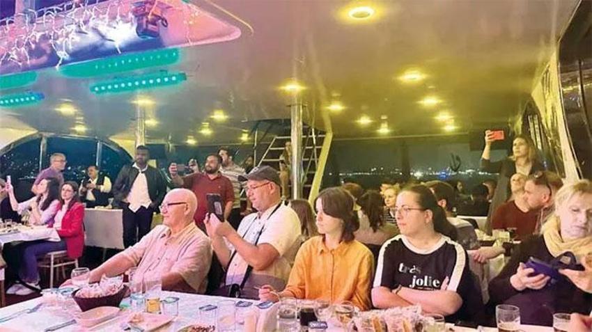 İstanbul Boğazı’nda ‘Türk Gecesi'! Bahşişler havada uçuştu