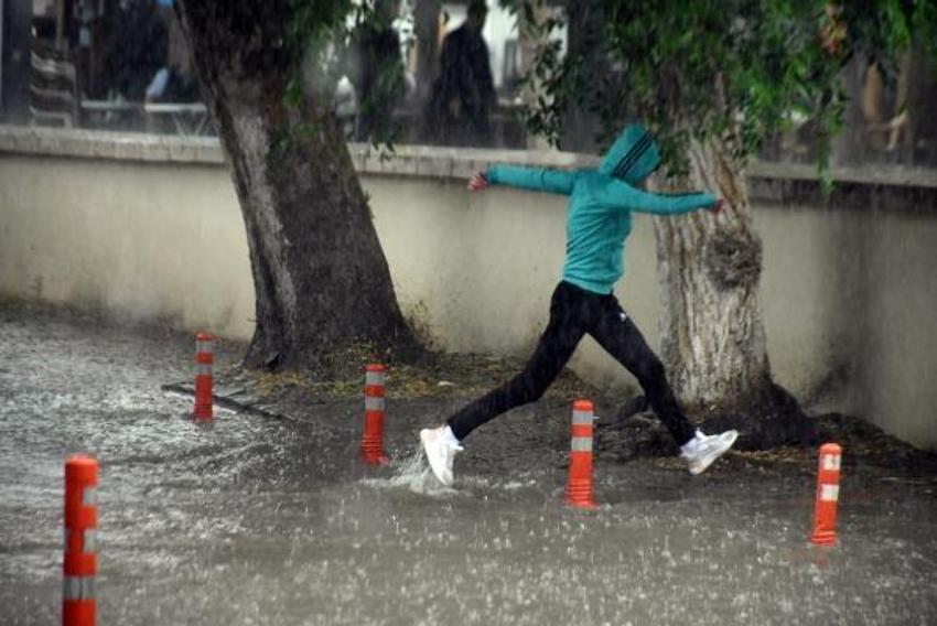 Kuvvetli yağış geliyor! Meteoroloji saat verip, sel felaketi uyarısı yaptı: 20 il için sarı kodlu alarm