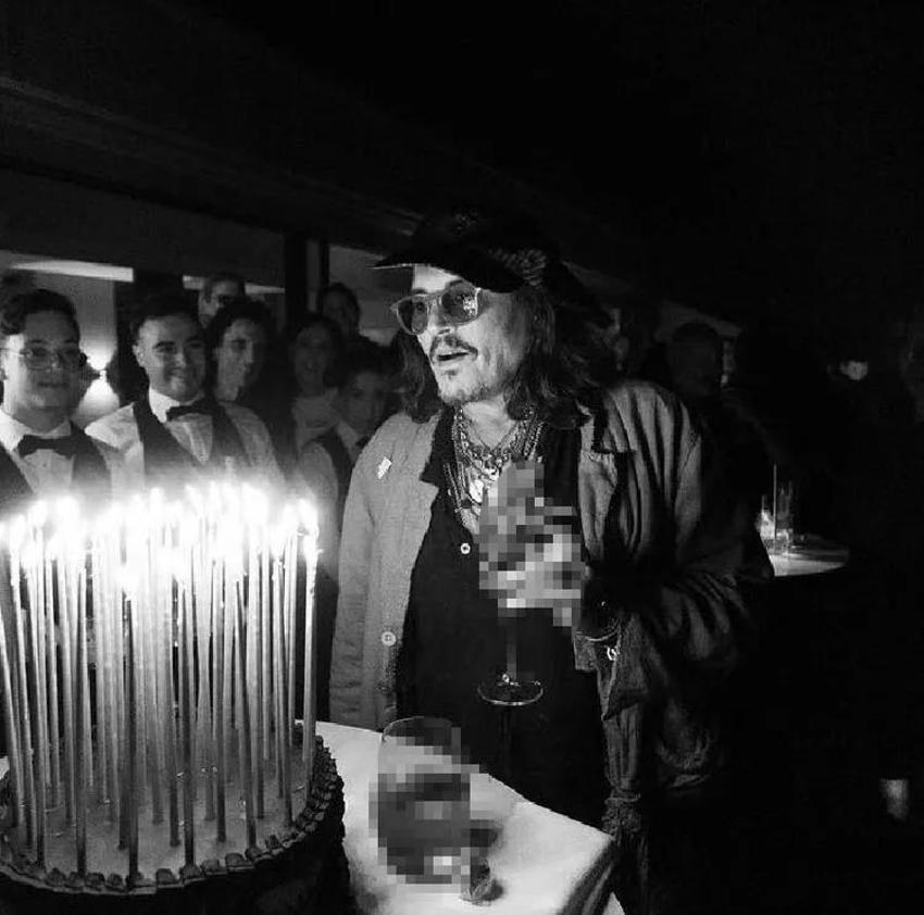 Johnny Depp'in doğum gününe ünlü akını!
