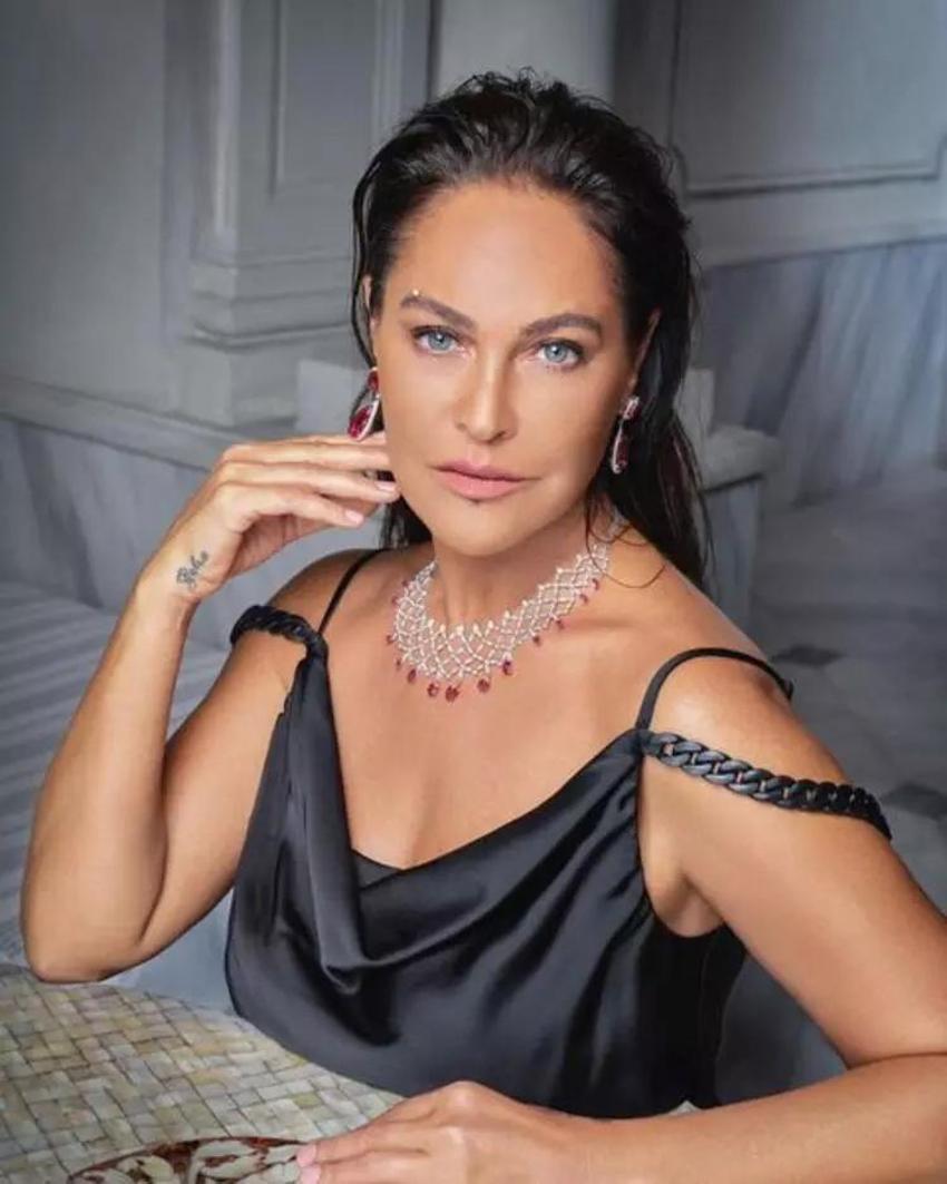 Hülya Avşar'dan çok konuşulacak açıklamalar: Kimseye hesap verecek durumda değilim