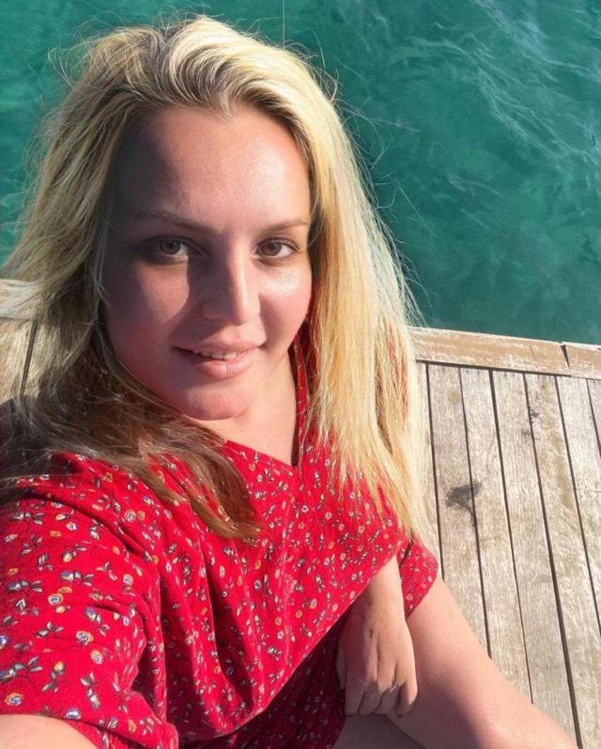 Seda Akgül mayolu pozlarını peş peşe paylaştı!