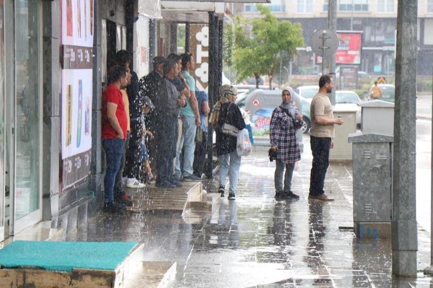 Sel ve sağanak tehlikesi! Meteoroloji son dakika illeri duyurdu, hava tersine döndü