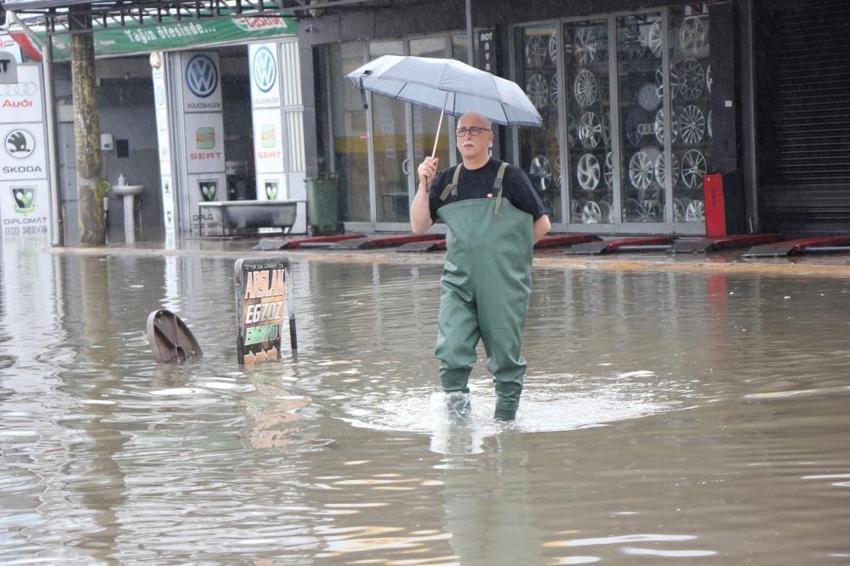 Sel ve sağanak tehlikesi! Meteoroloji son dakika illeri duyurdu, hava tersine döndü