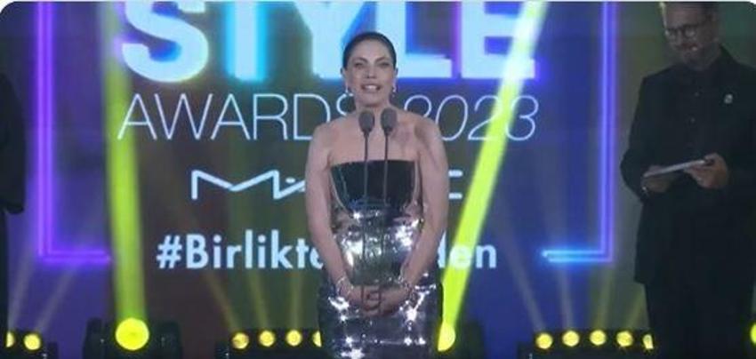 Eda Ece alüminyum folyo giymiş dediler! Ünlü oyuncu Eda Ece sahnede kahkaha attırdı!