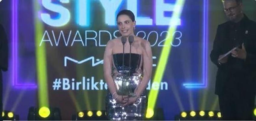 Eda Ece alüminyum folyo giymiş dediler! Ünlü oyuncu Eda Ece sahnede kahkaha attırdı!