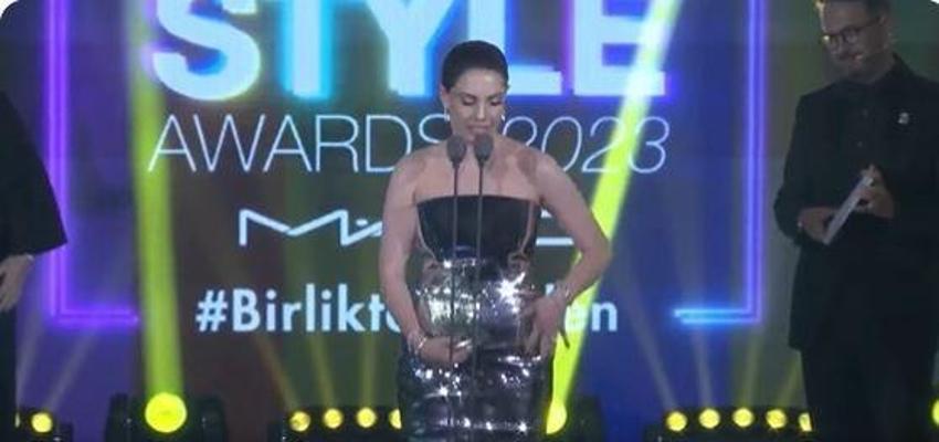 Eda Ece alüminyum folyo giymiş dediler! Ünlü oyuncu Eda Ece sahnede kahkaha attırdı!