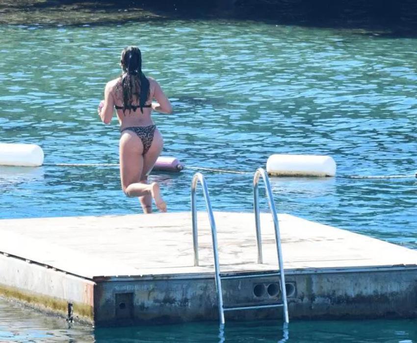 Zehra Çilingiroğlu ve sevgilisinin deniz keyfi!
