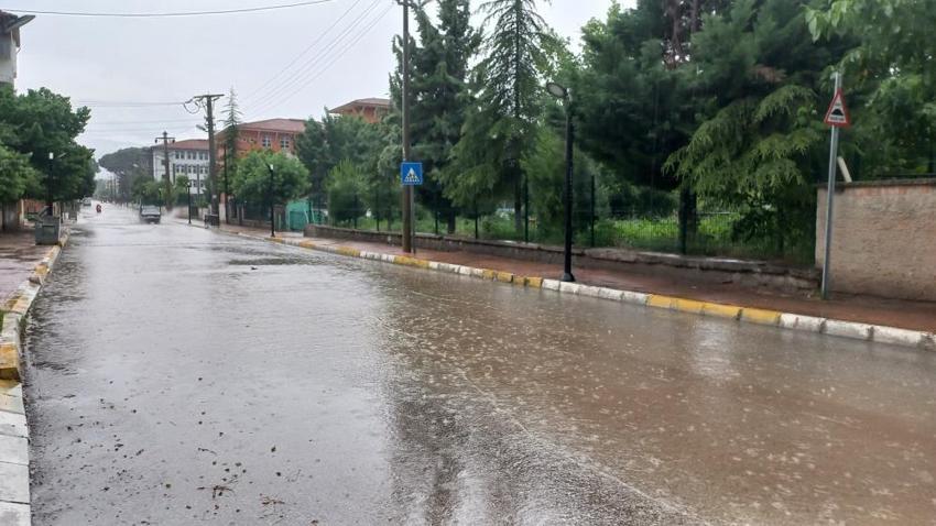 Meteoroloji son dakika uyardı! Sel ve sağanak yağmur uyarısı, iller tek tek açıklandı