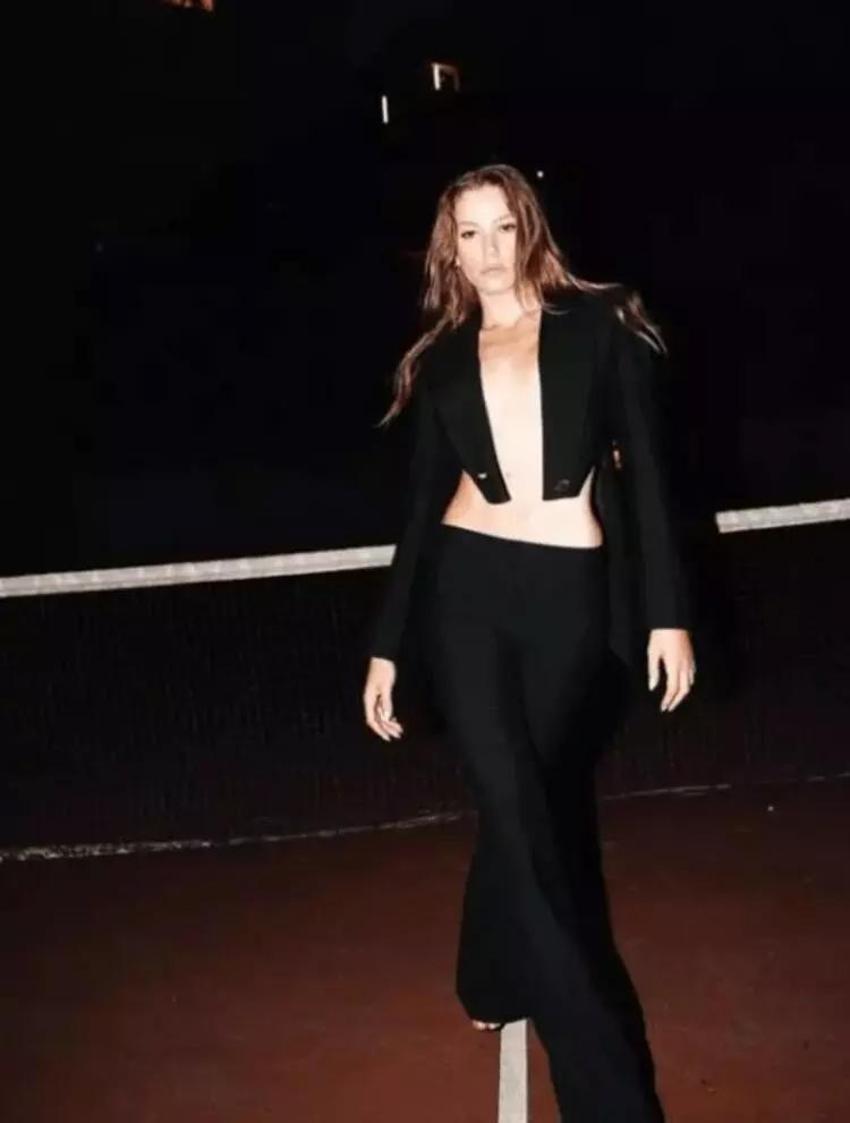 Serenay Sarıkaya frikik vermemek için bakın ne yaptı!